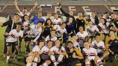 Grupo de jogadoras do São Paulo celebra vaga na final do Brasileiro Feminino Sub-20