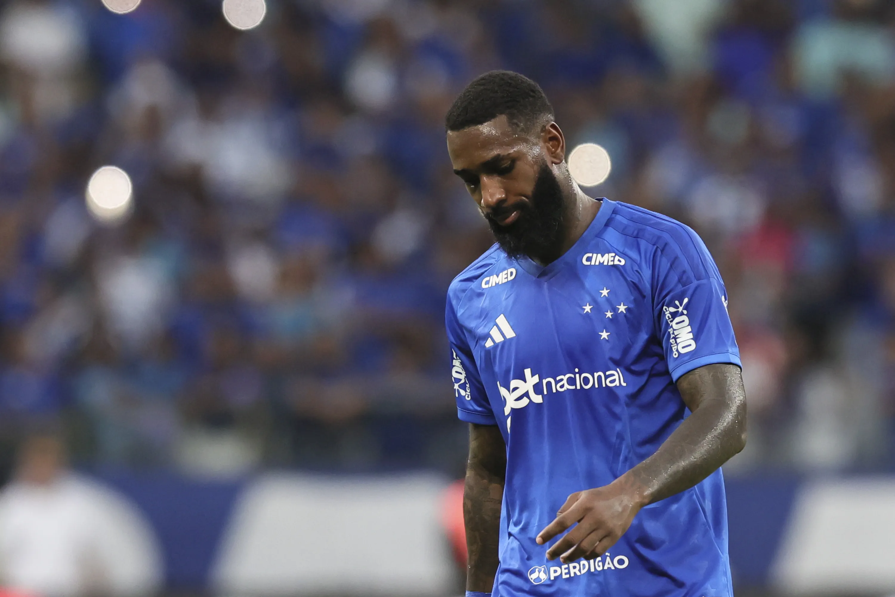 MG – BELO HORIZONTE – 24/05/2026 – BRASILEIRO A 2026, CRUZEIRO X CHAPECOENSE – Gerson jogador do Cruzeiro lamenta durante partida contra o Chapecoense no estadio Mineirao pelo campeonato Brasileiro A 2026. Foto: Gilson Lobo/AGIF