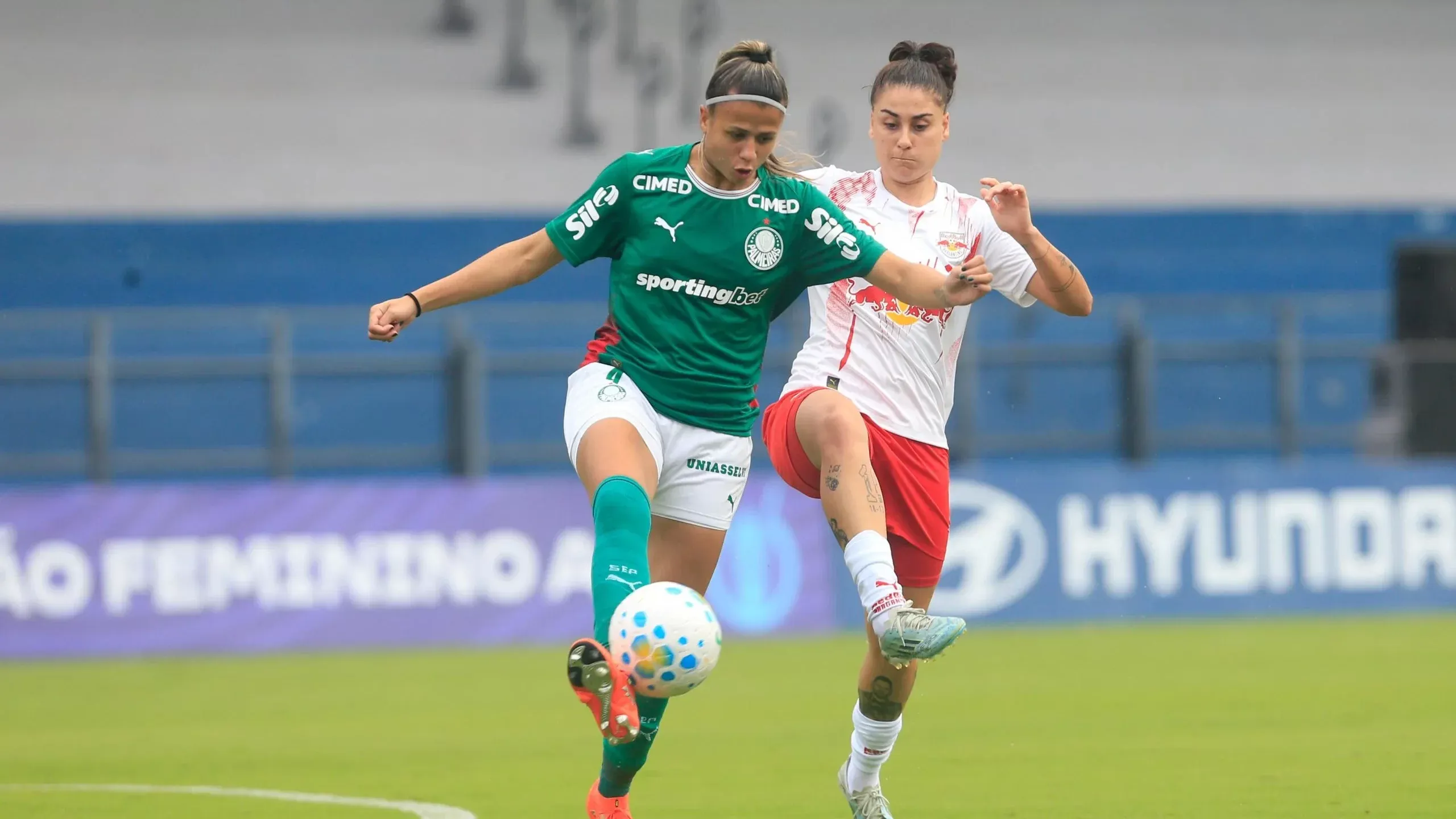 Jogadoras do RB Bragantino e Palmeiras em disputa de bola pelo Brasileirão Feminino