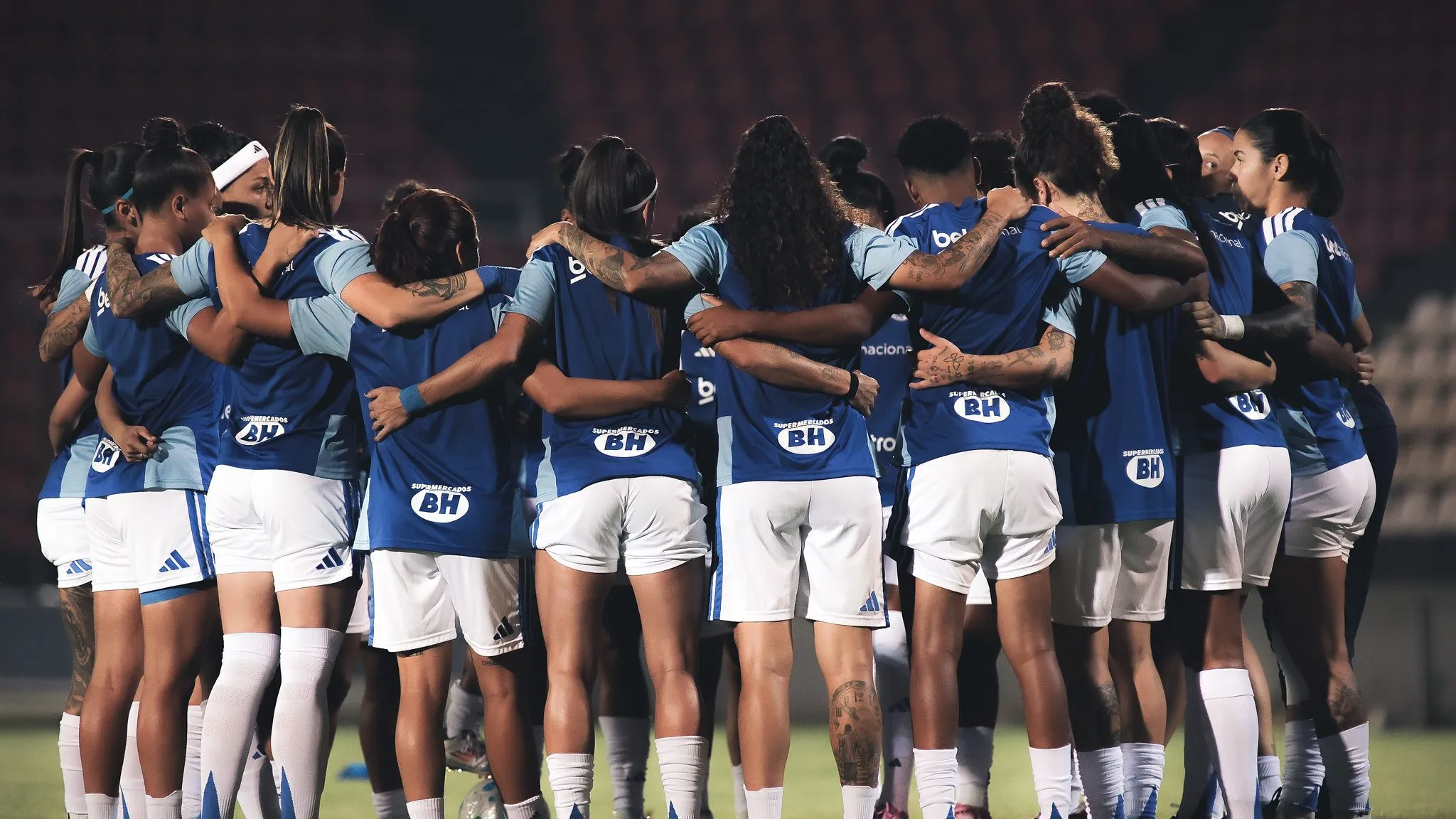 Jogadoras do Cruzeiro em campo antes da partida