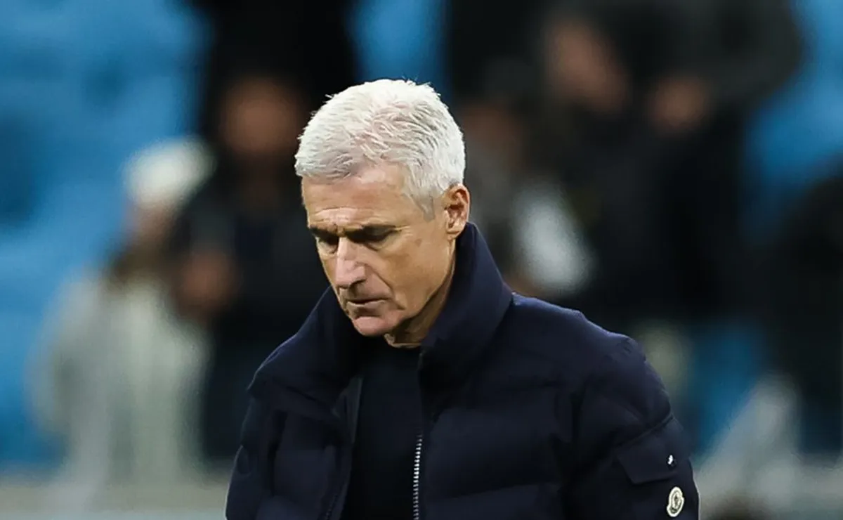 Luís Castro volta a ganhar moral no Grêmio e tem promessa da chegada de reforços