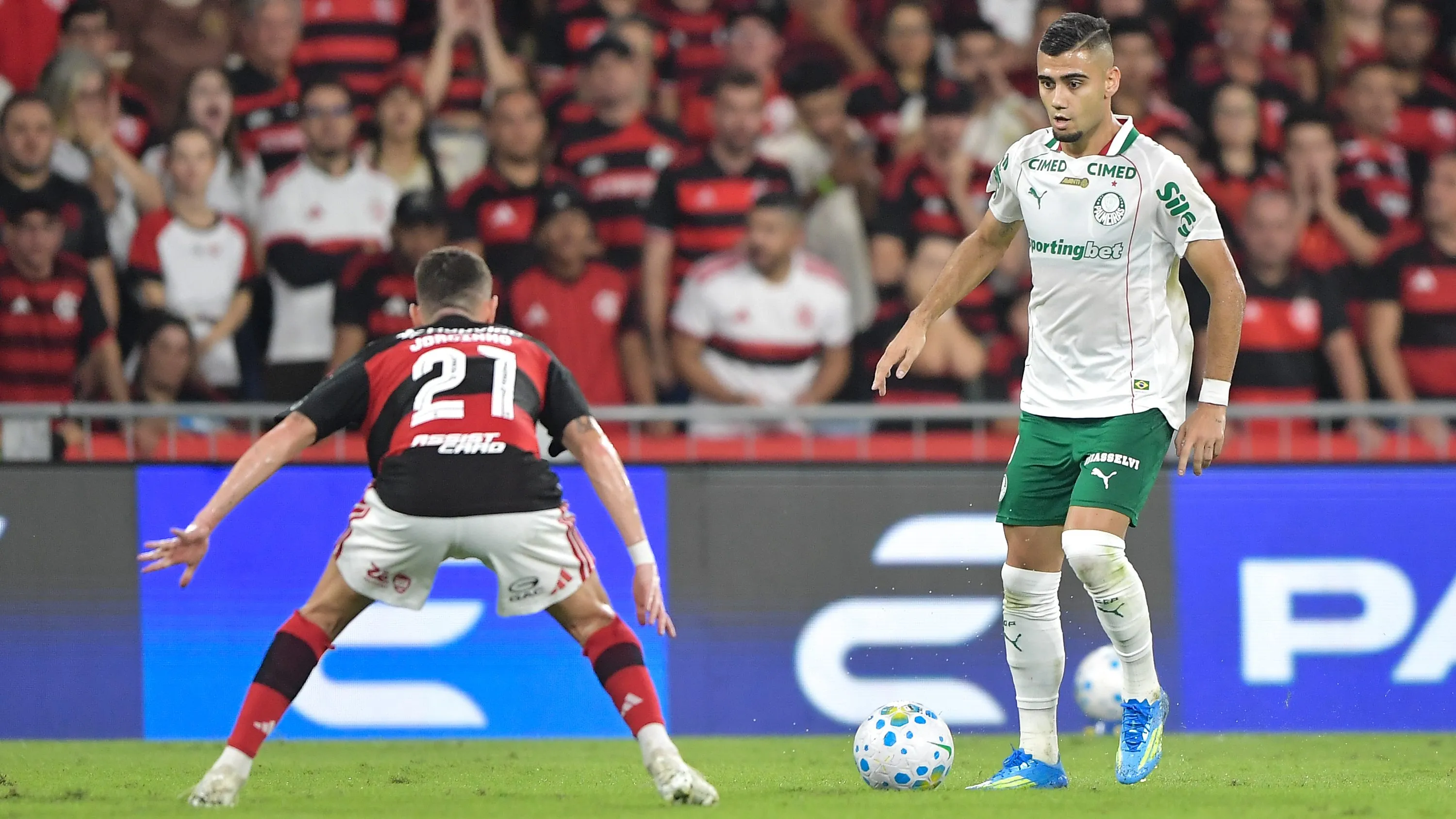 Andreas Pereira em ação contra o Flamengo – A 2026. Foto: Thiago Ribeiro/AGIF