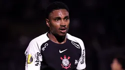 Vitinho segue como desfalque no Corinthians.