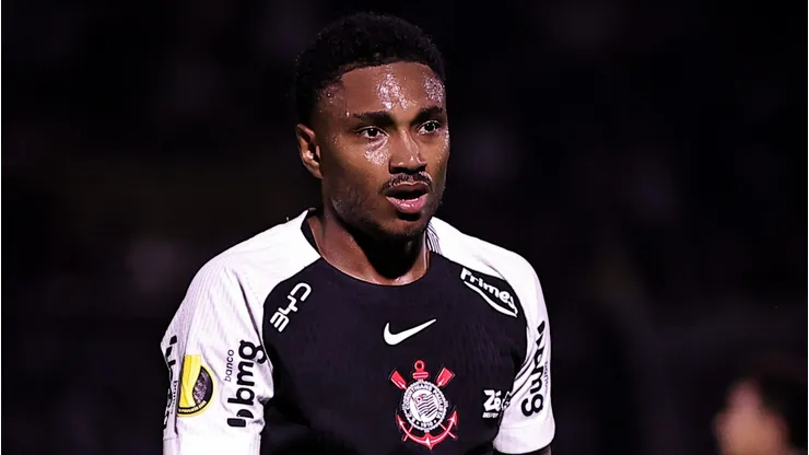 Vitinho segue como desfalque no Corinthians.