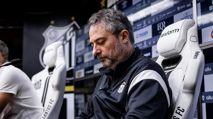 Alexandre Mattos diretor executivo do Santos durante coletiva de imprensa