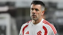 Paulo Pezzolano tecnico do Internacional durante partida contra o Santos no estadio Vila Belmiro pelo campeonato Brasileiro A 2026.