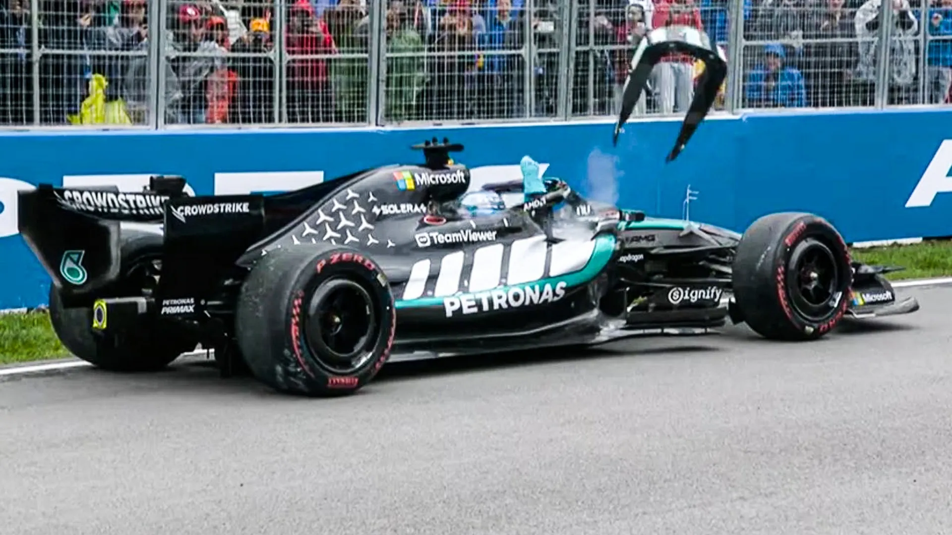 George Russell arremessou encosto em direção à pista – Foto: Reprodução/F1