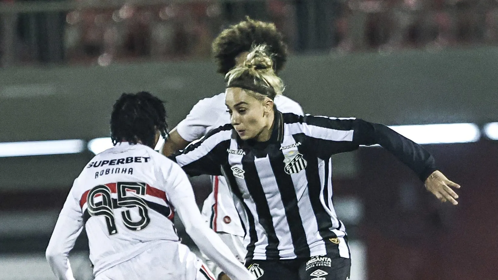 Thaisinha e Robinha em jogo do Santos e São Paulo