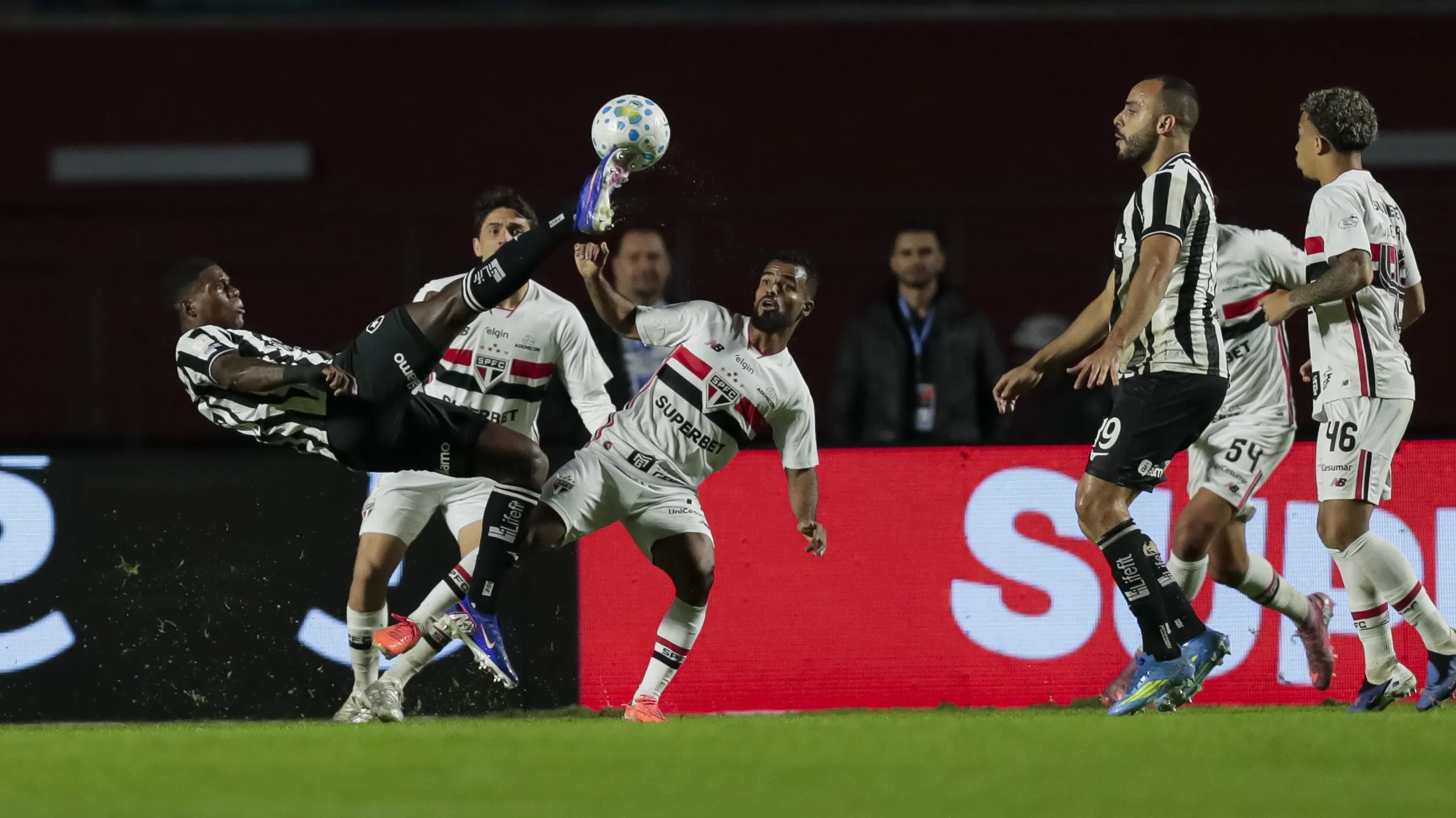 São Paulo vem de um empate amargo diante do Botafogo - Foto: Marco Miatelo/AGIF.