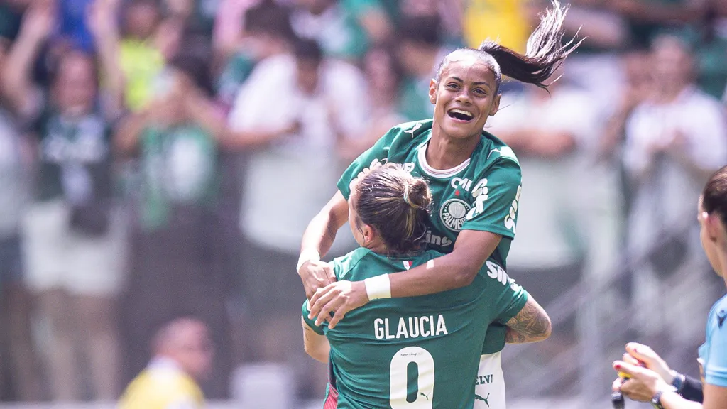 Tainá Maranhão e Glaucia, jogadoras do Palmeiras, em campo
