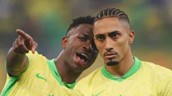 Vini Jr. ao lado de Raphinha antes de jogo das Eliminatórias.