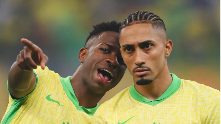 Vini Jr. ao lado de Raphinha antes de jogo das Eliminatórias.
