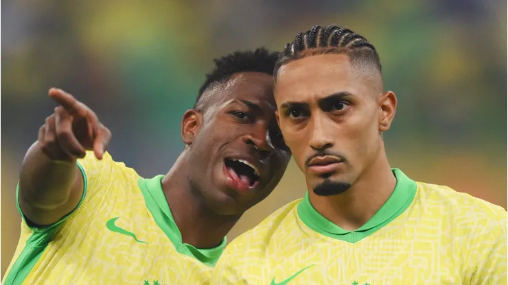 Vini Jr. ao lado de Raphinha antes de jogo das Eliminatórias.