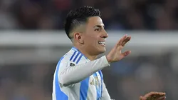 Thiago Almada durante partida pela Seleção da Argentina.