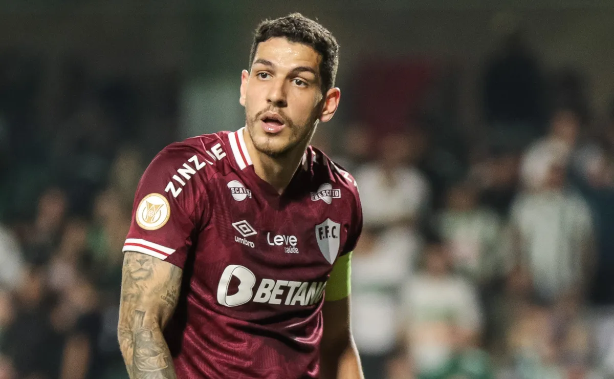Leila comenta situação de Nino e mantém portas abertas no Palmeiras: “Atento ao mercado”