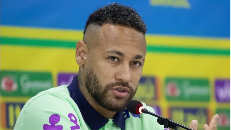 Neymar em coletiva de imprensa no Brasil.