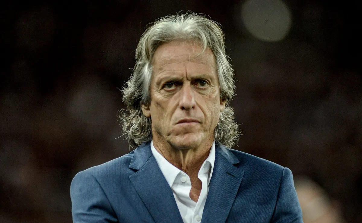 Jorge Jesus decide acompanhar o jogo do Flamengo diante do Coritiba, afirma jornalista