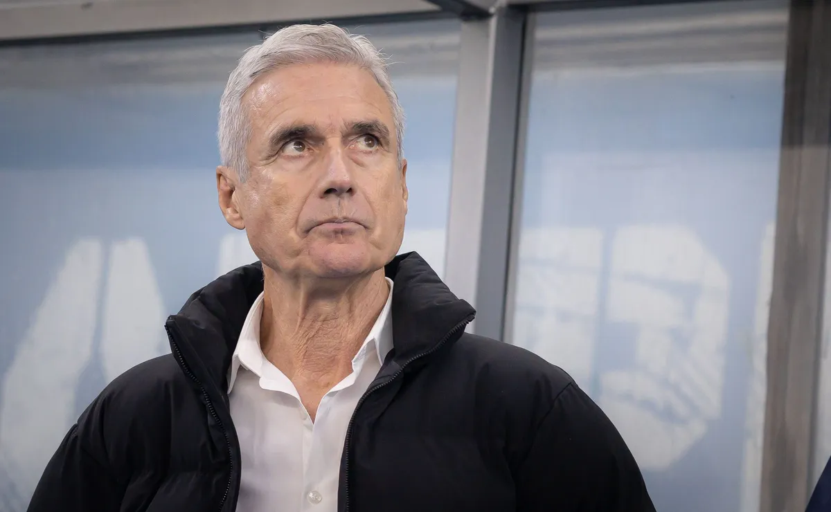 Após alterar esquema ainda no primeiro tempo, Luís Castro evita derrota do Grêmio para o Torque