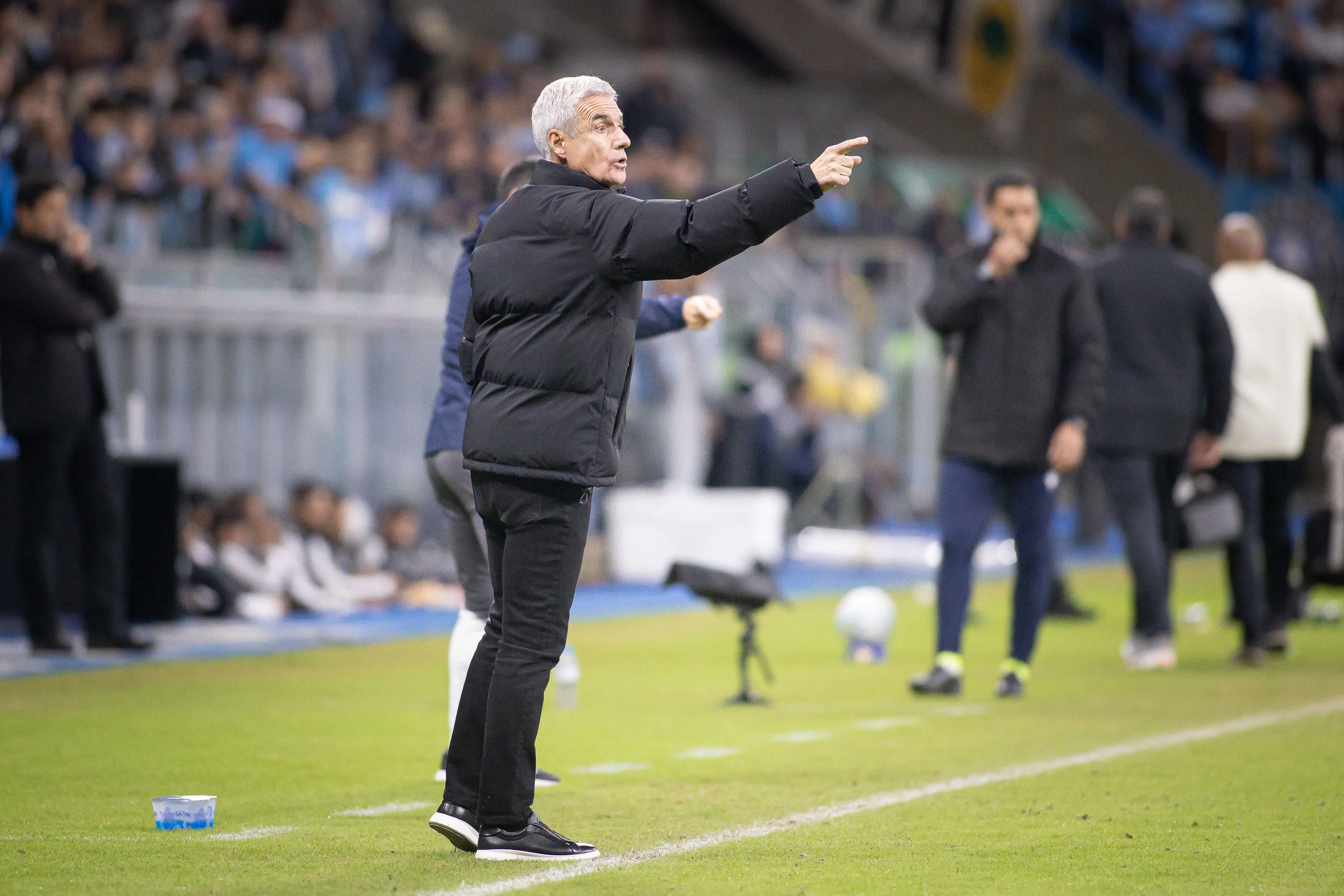 Luis Castro tecnico do Gremio durante partida contra o Santos. Foto: Maxi Franzoi/AGIF