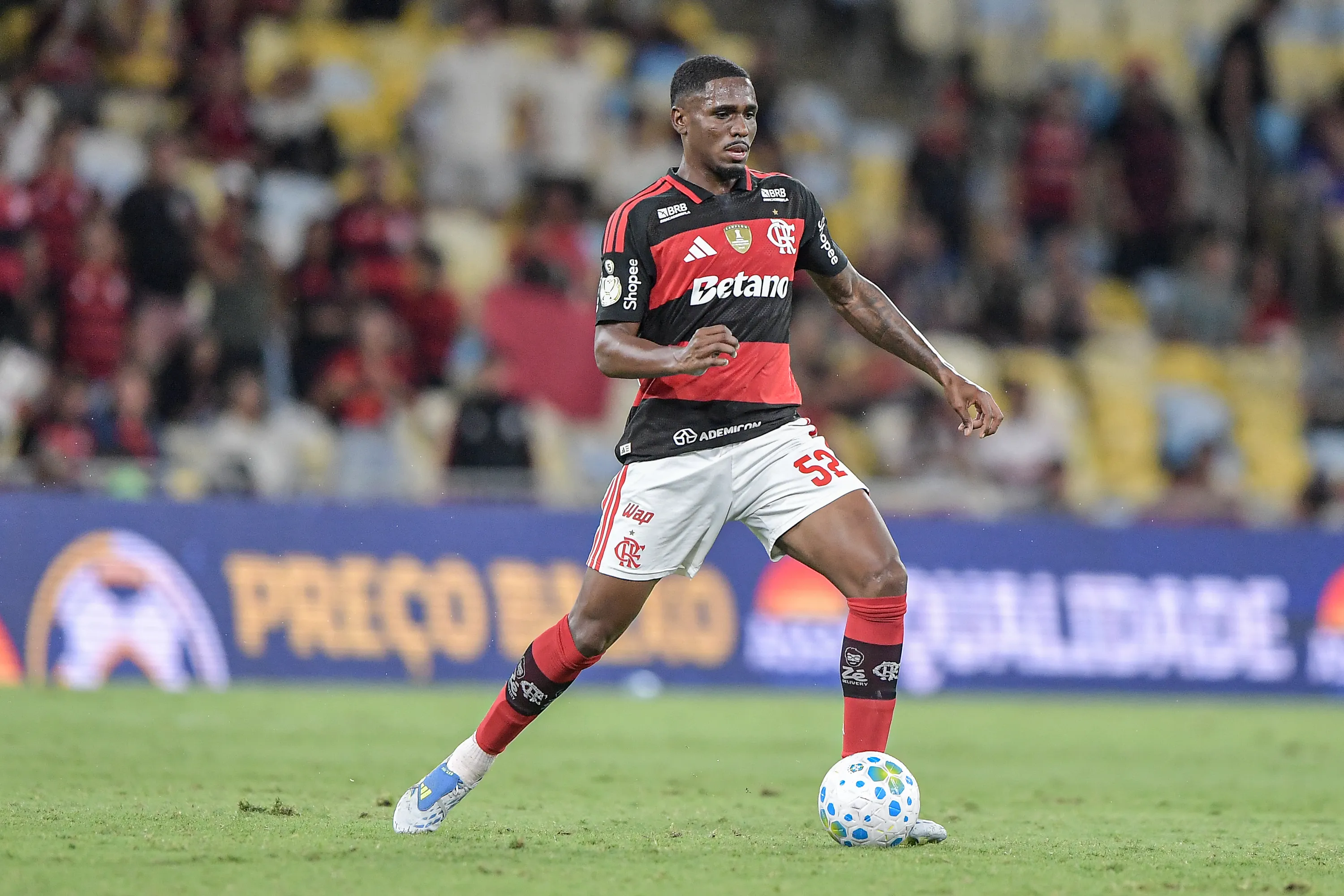 Evertton Araujo jogador do Flamengo durante partida contra o Vitoria. Foto: Thiago Ribeiro/AGIF