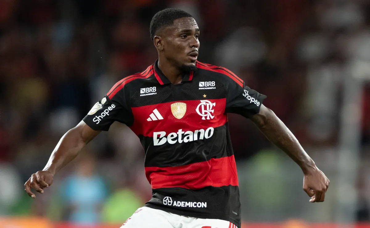 Evertton Araújo acerta o travessão e quase marca golaço em Flamengo x Cusco pela Libertadores
