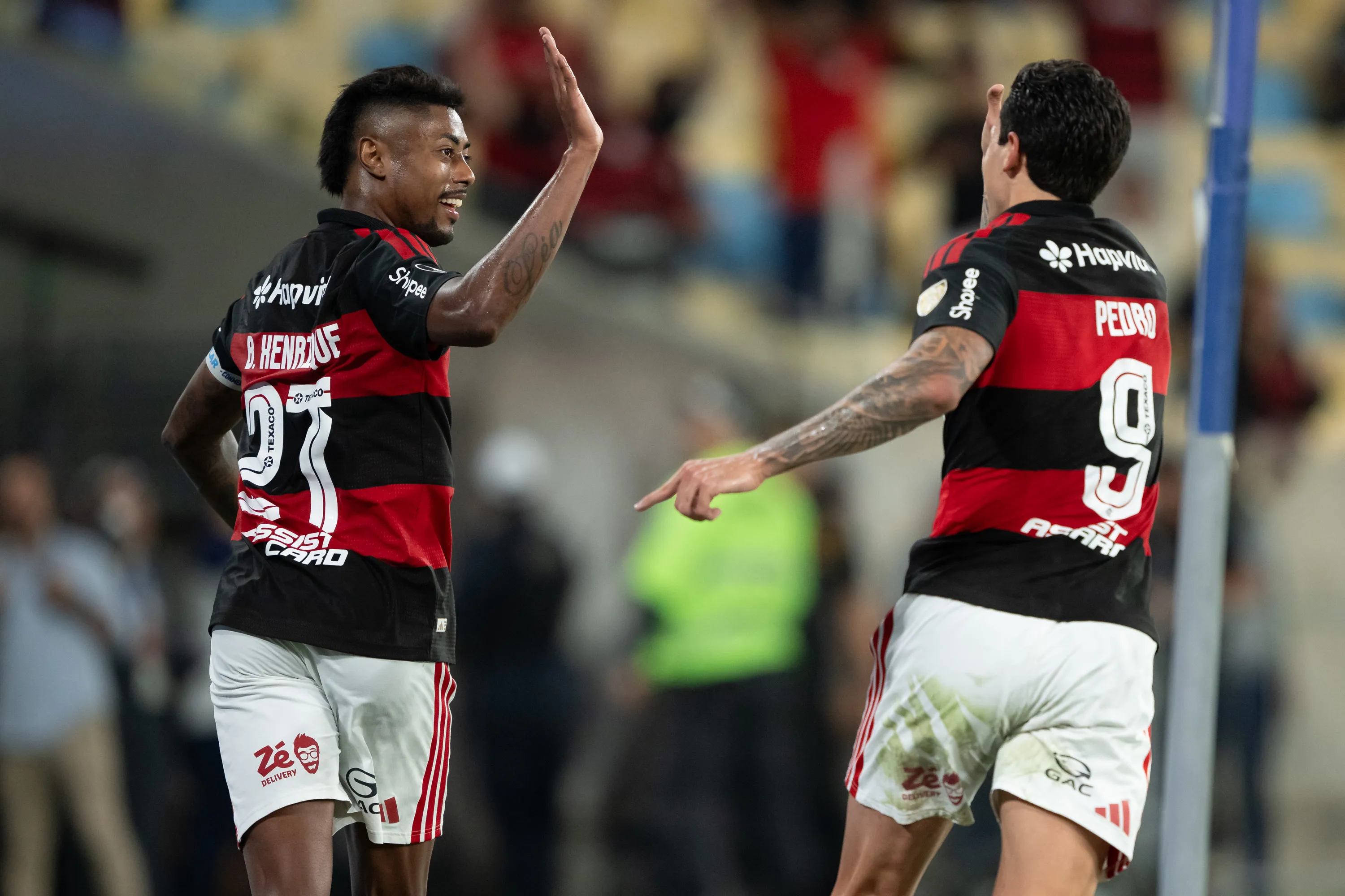 Bruno Henrique comemora ao lado de Pedro. Foto: Jorge Rodrigues/AGIF