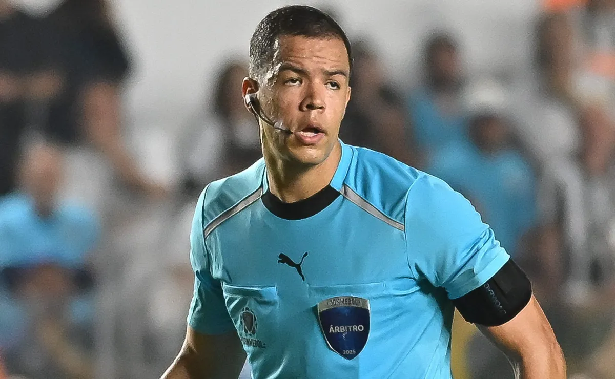 Torcedores do Santos detonam arbitragem de Jhon Ospina após pênalti ignorado contra o Deportivo Cuenca