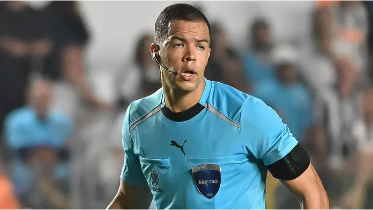 Arbitragem de Jhon Ospina não agradou os santistas
