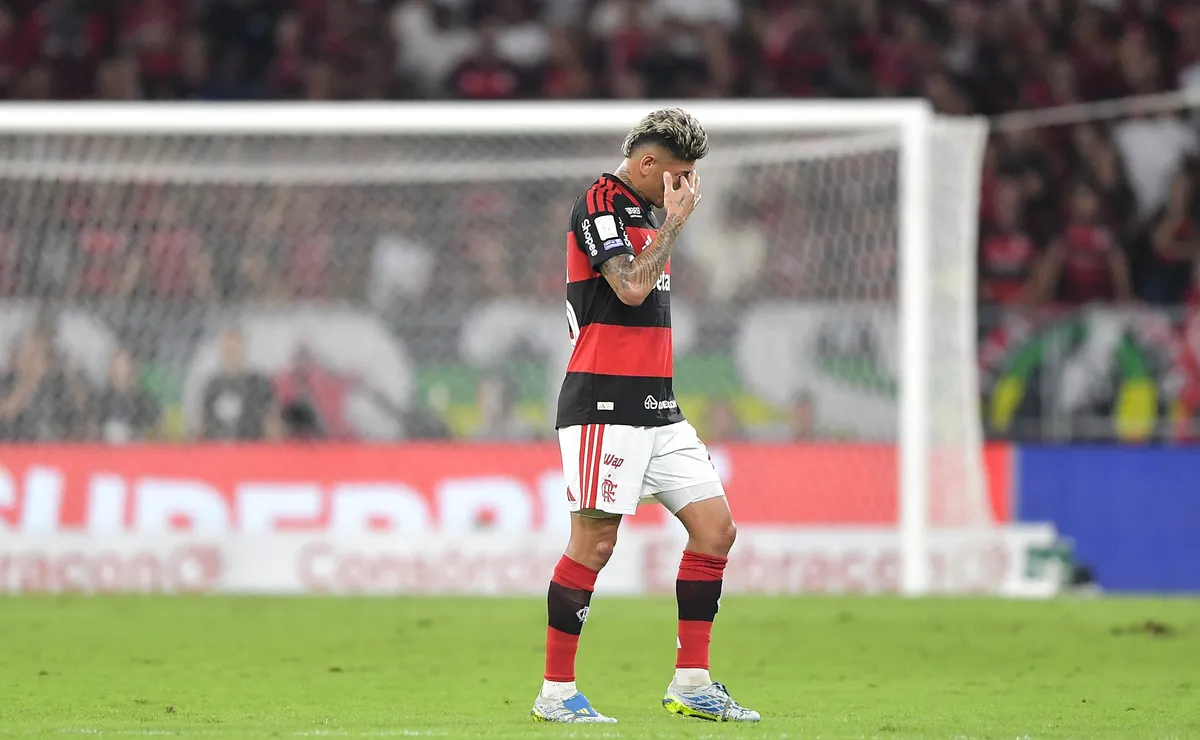 Carrascal é alvo de xingamentos da torcida do Flamengo no Maracanã