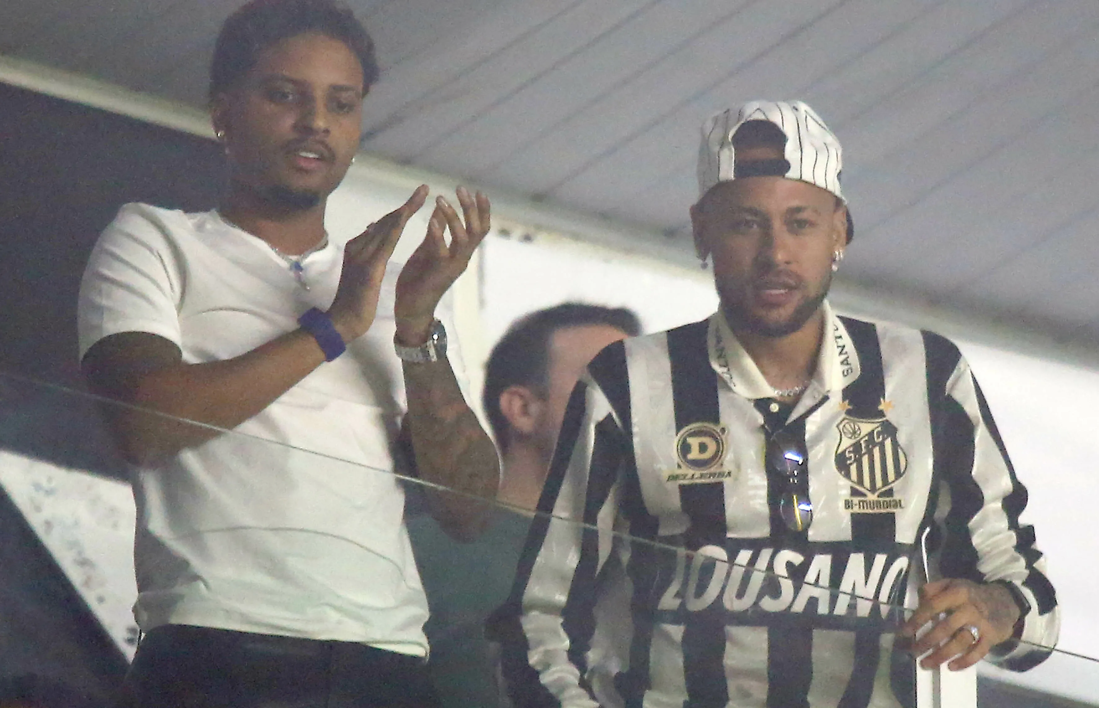 Neymar esteve com Rodrygo para assistir Santos x Cuenca. Foto: Mauricio De Souza/AGIF