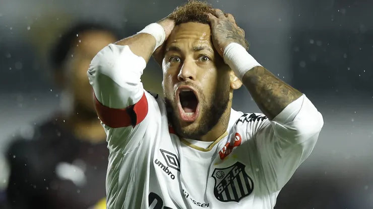 Neymar reage à pergunta sobre problema físico antes de se apresentar ao Brasil