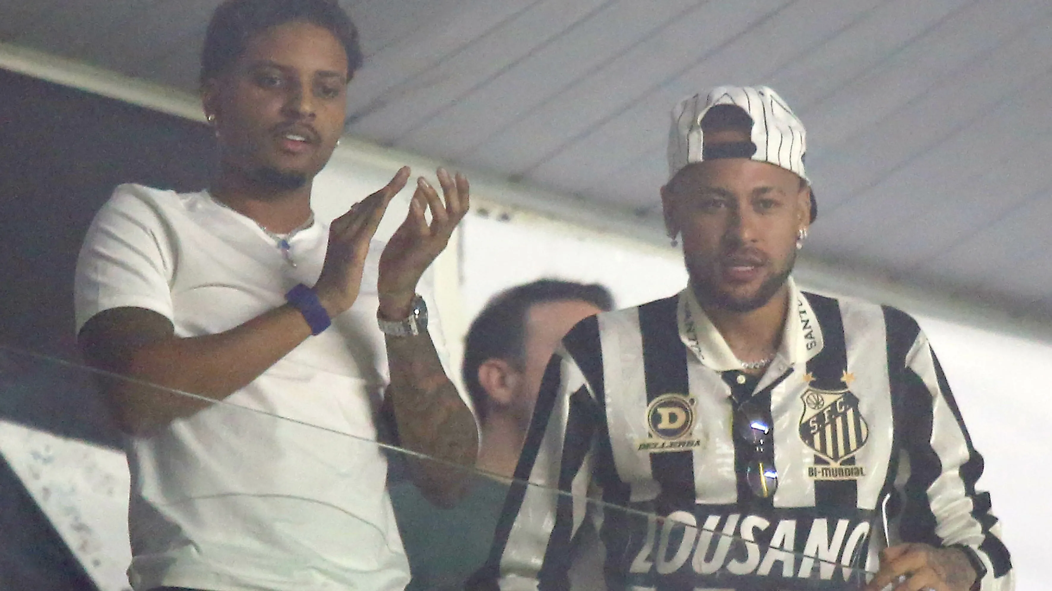 Rodrygo e Neymar acompanharam a classificação do Peixe em camarote da Vila – Foto: Mauricio De Souza/AGIF