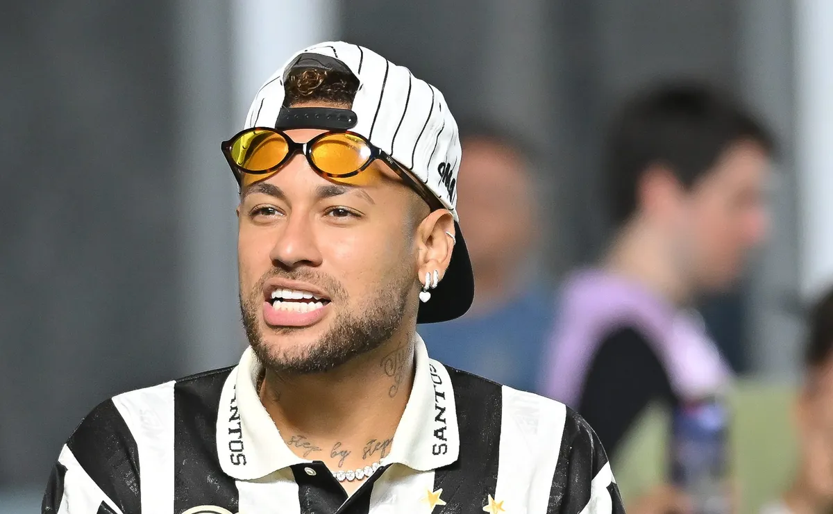CBF e Neymar não trabalham com a chance do camisa 10 ser cortado para a Copa; craque tem edema na panturrilha