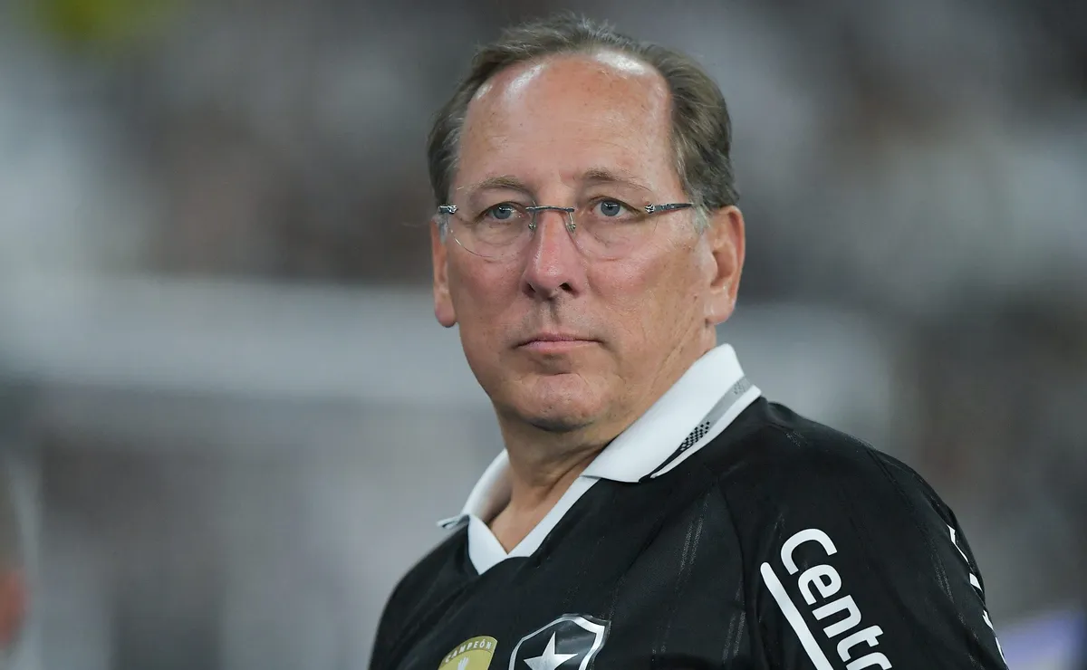 John Textor contraria Botafogo e critica modelo social
