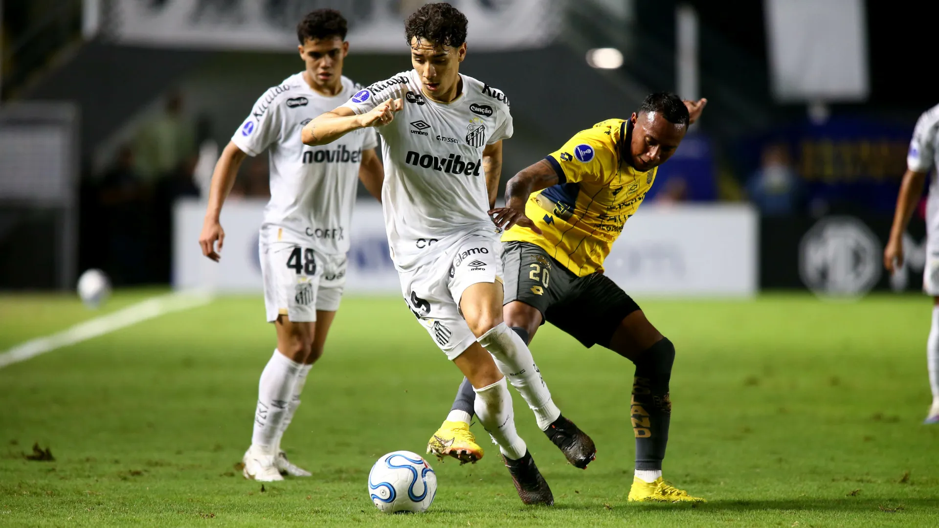 Gabriel Bontempo em ação pelo Santos na Sul-Americana – Foto: Mauricio De Souza/AGIF