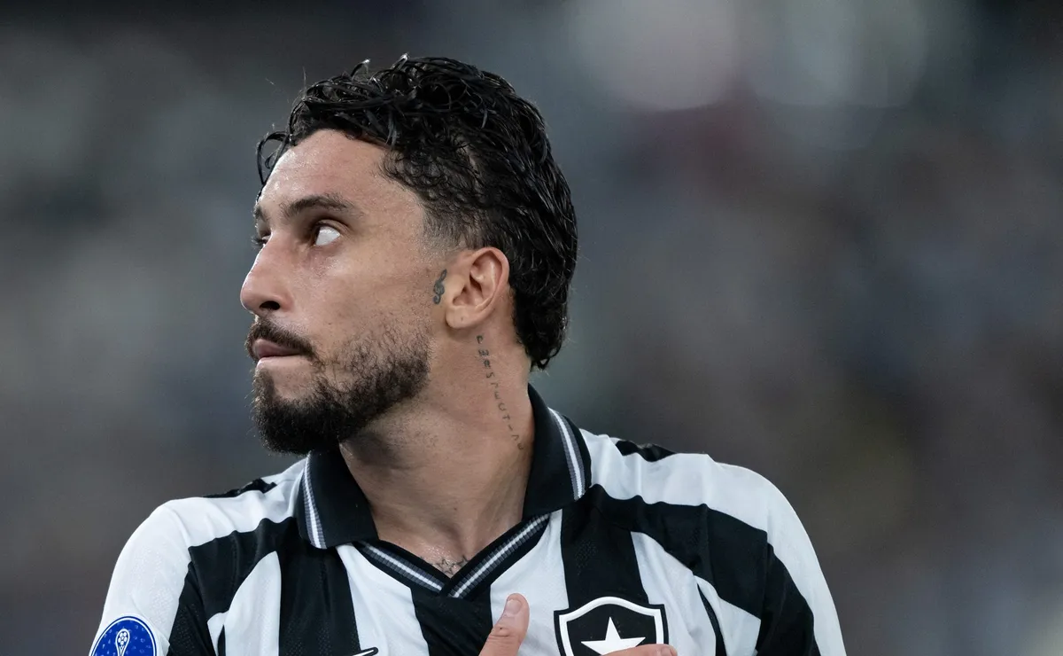Alex Telles tem nova decisão envolvendo futuro e aguarda posição final do Botafogo