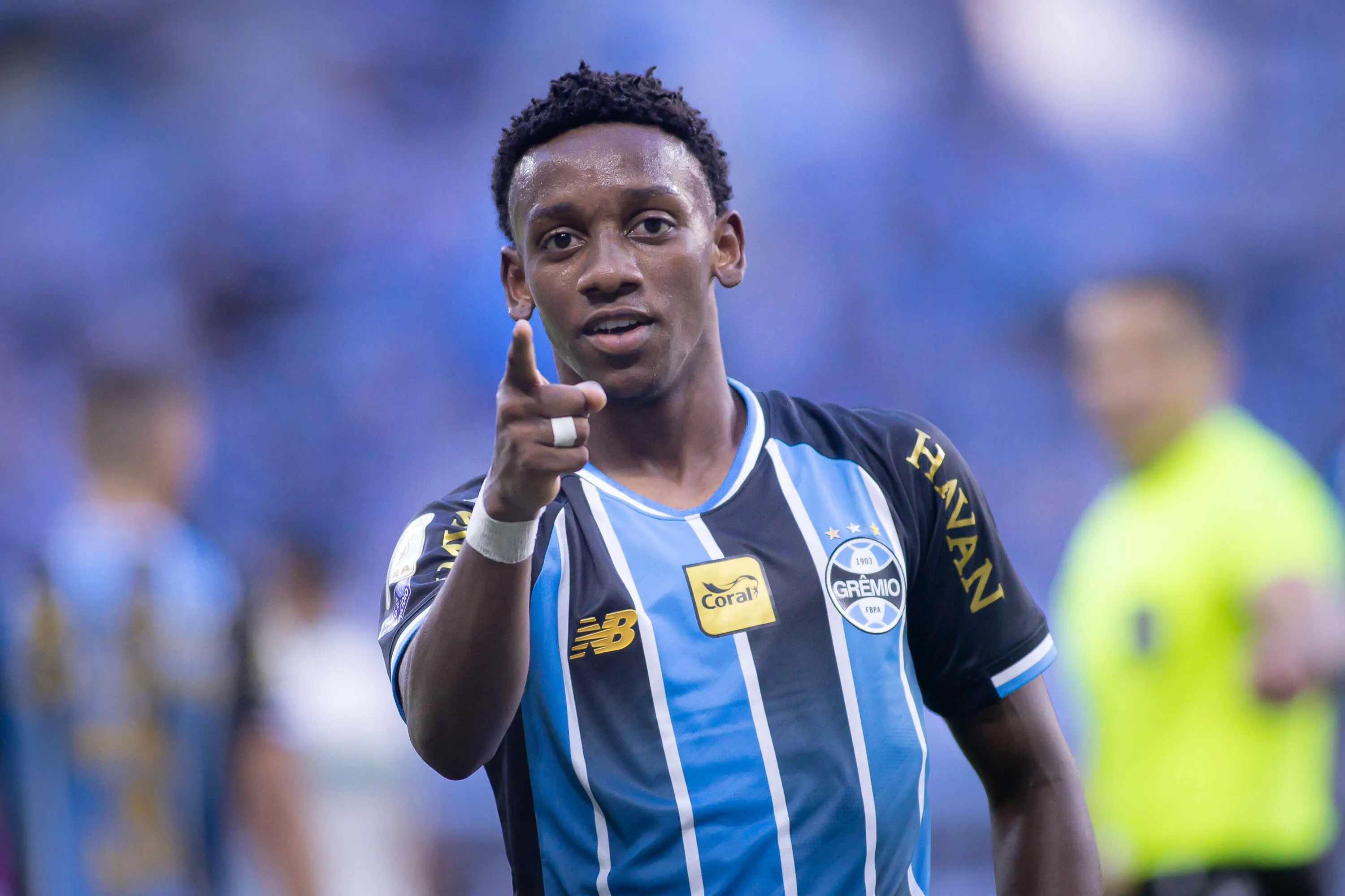 Gabriel Mec deve voltar a ser titular contra o Corinthians na Arena – Foto: Maxi Franzoi/AGIF