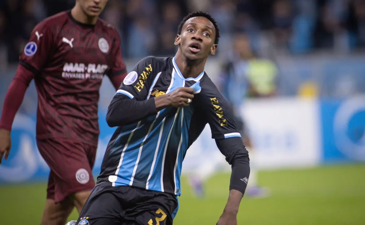 Gabriel Mec comenta possível saída do Grêmio e admite futuro indefinido na próxima janela