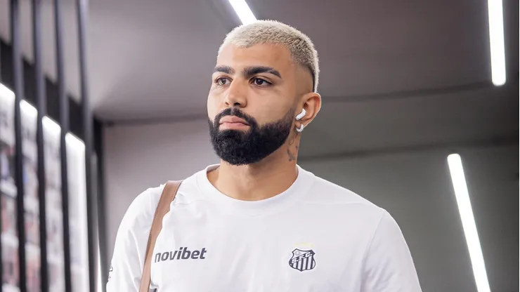 Gabigol jogador do Santos chegando na Vila Belmiro para jogo da Sul-Americana