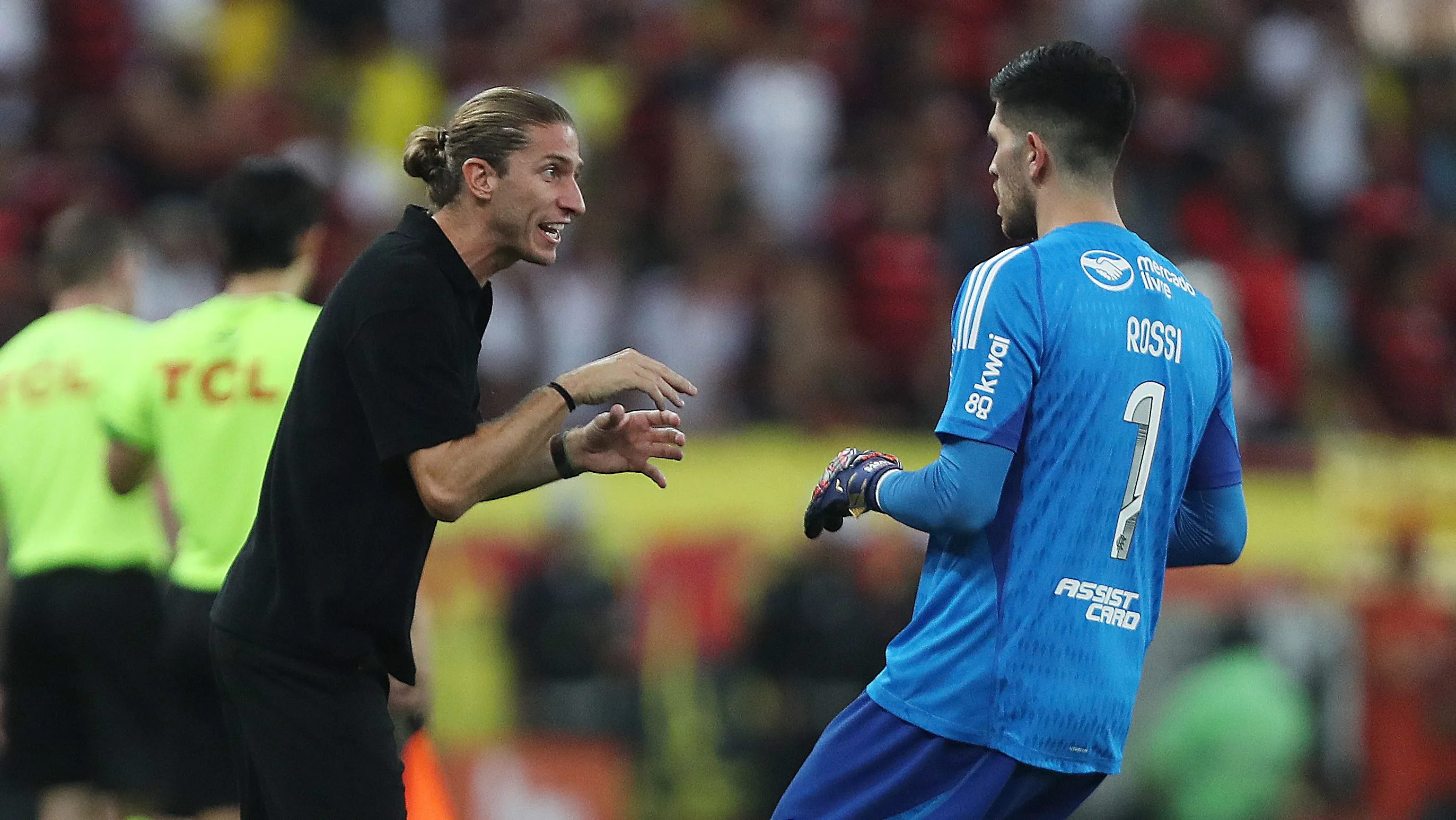 Foto: Wagner Meier/Getty Images – Filipe Luís dando instruções para Rossi durante jogo do Fla.