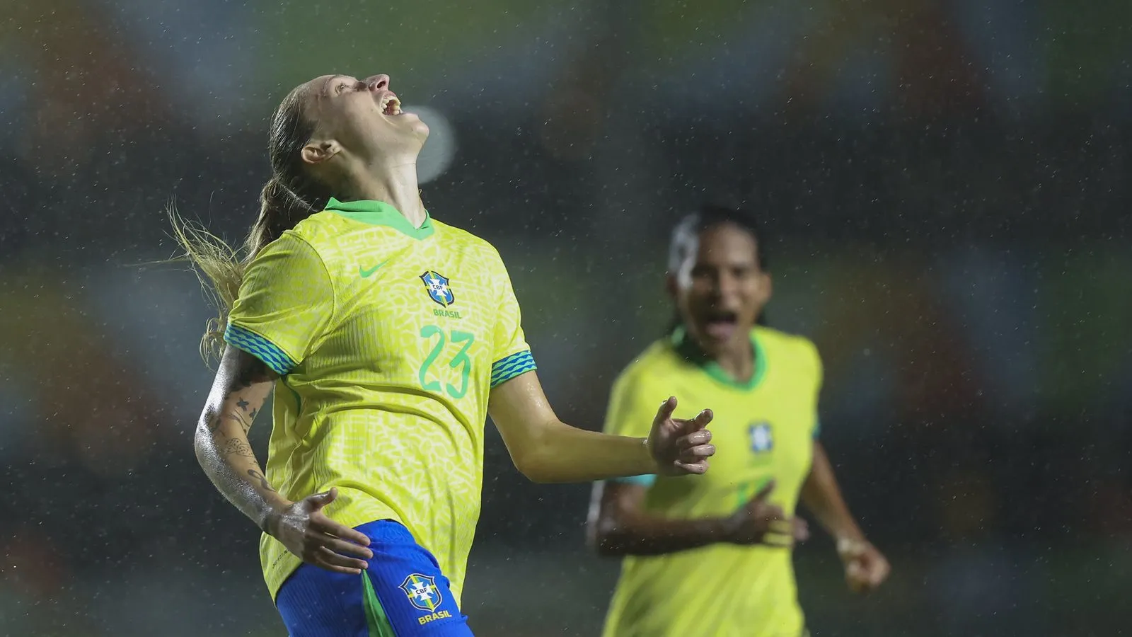 Isa Haas em campo pela Seleção Brasileira Feminina durante amistoso contra a Colômbia