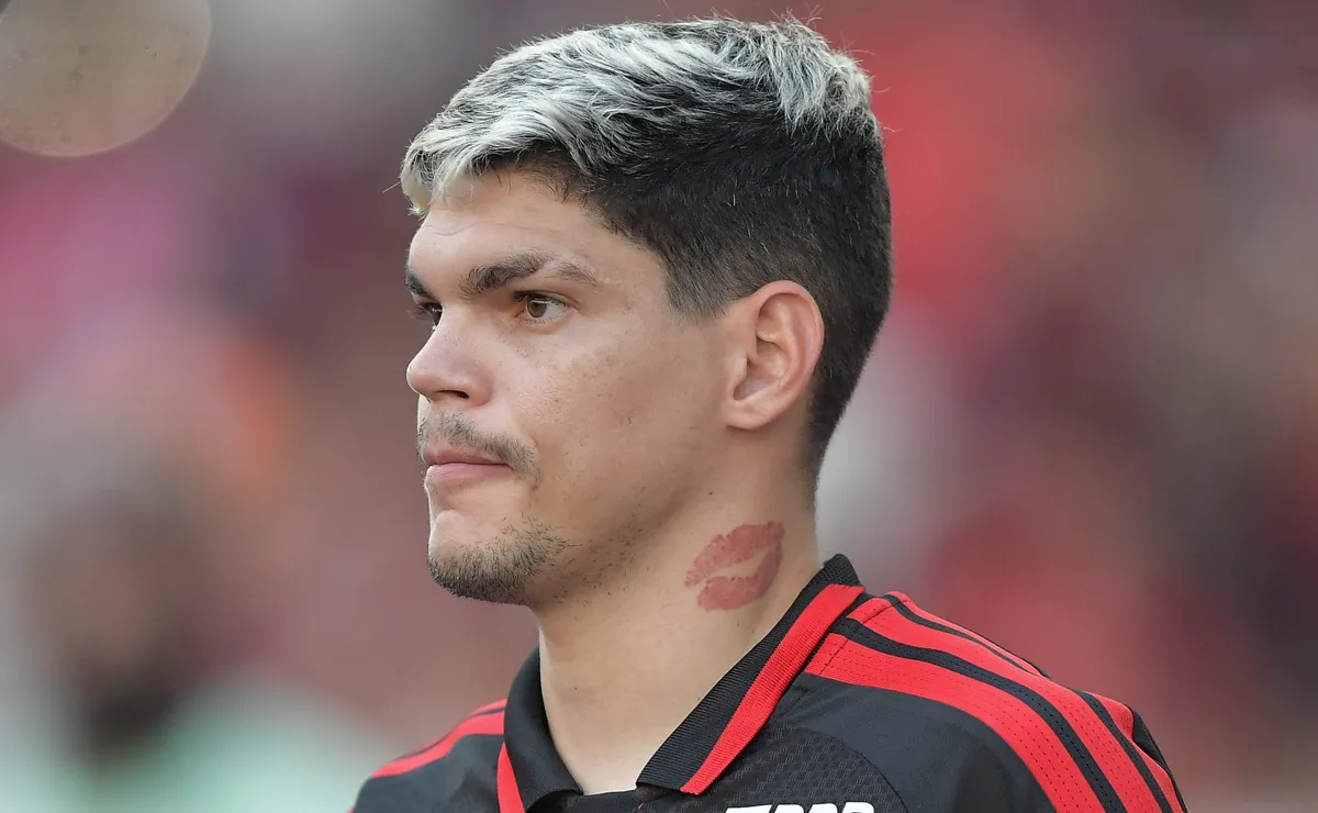 Escobar não deve permanecer e Santos faz sondagens para contratar Ayrton Lucas, do Flamengo