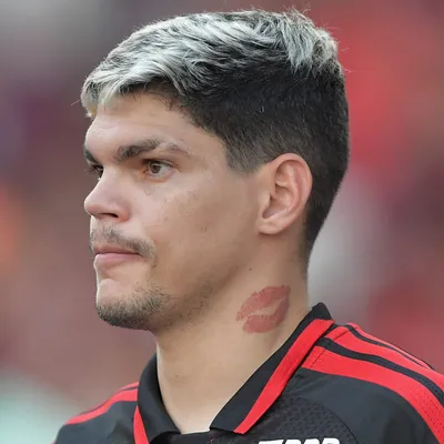 Santos faz sondagens por Ayrton Lucas, do Flamengo