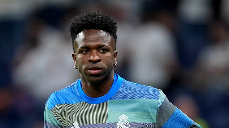 Vinícius Júnior durante aquecimento antes de jogo do Real Madrid.