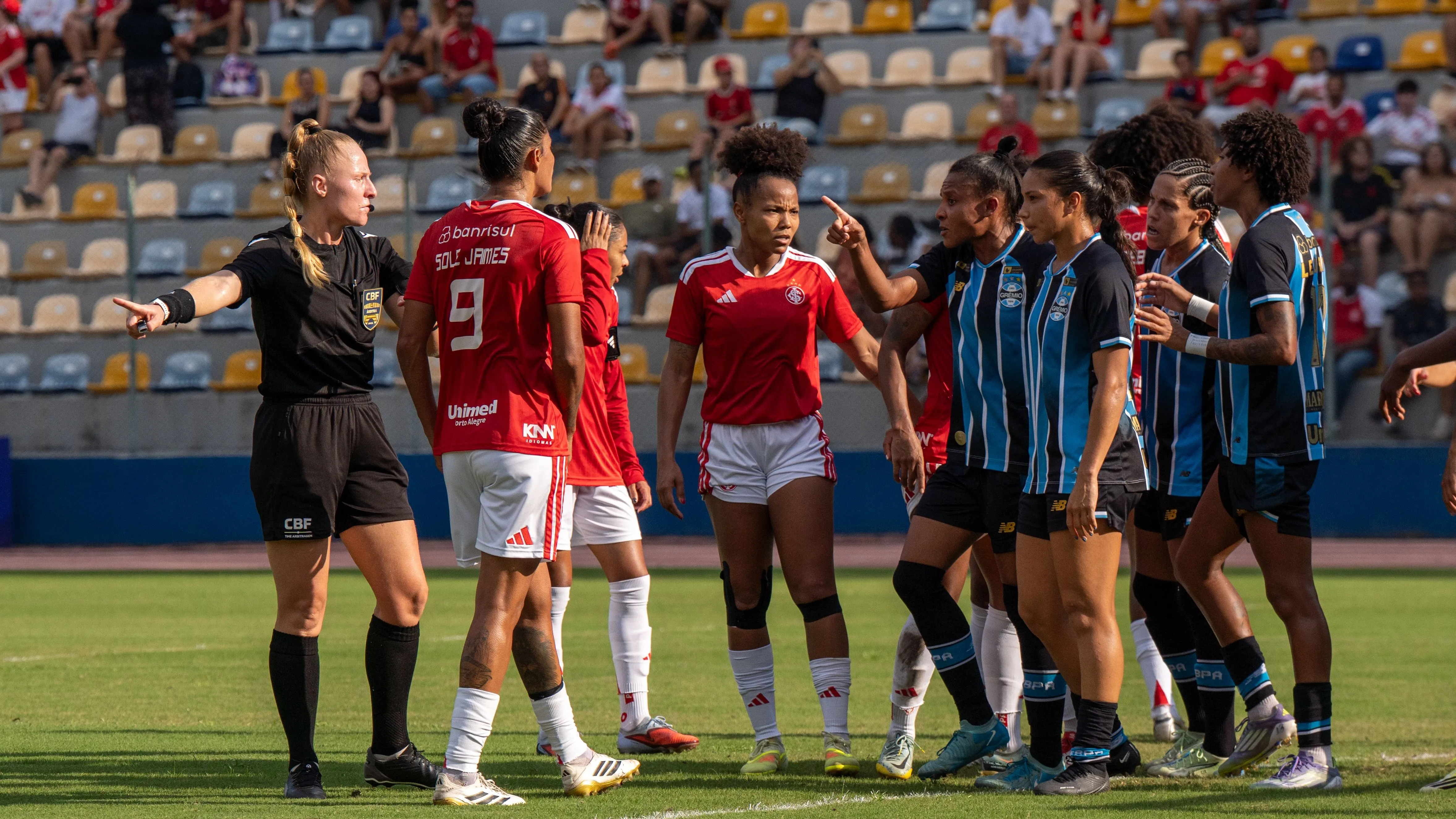 Jogadoras do Internacional e Grêmio em campo durante Gre-Nal