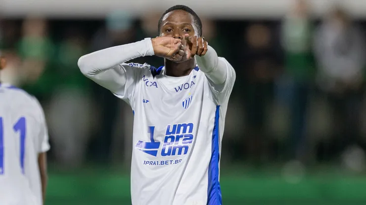 Jamerson comemora gol pelo Avaí na Série B.