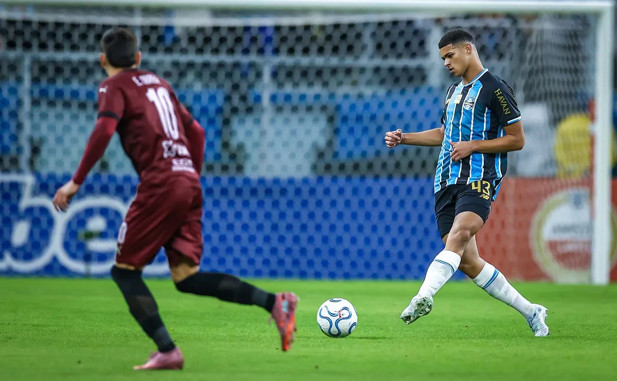 Luis Eduardo sofre lesão muscular e desfalca o Grêmio contra o Corinthians