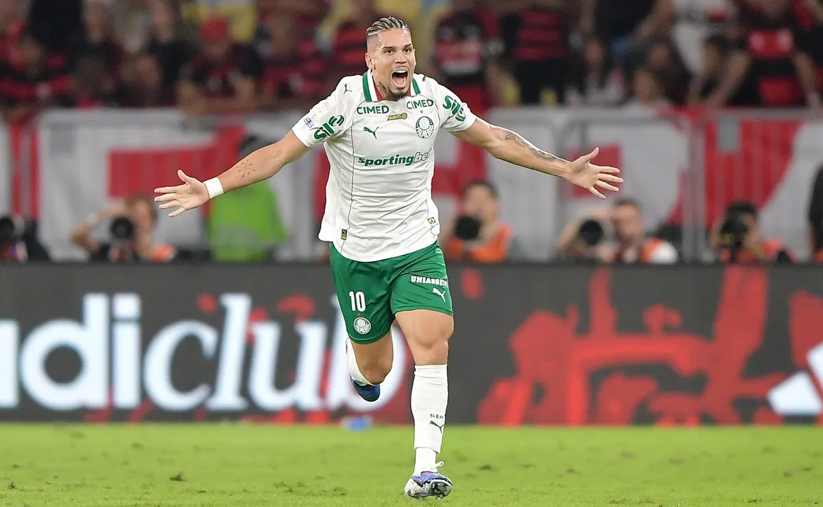 Palmeiras pode perder Paulinho por até seis jogos após gesto em comemoração contra o Flamengo
