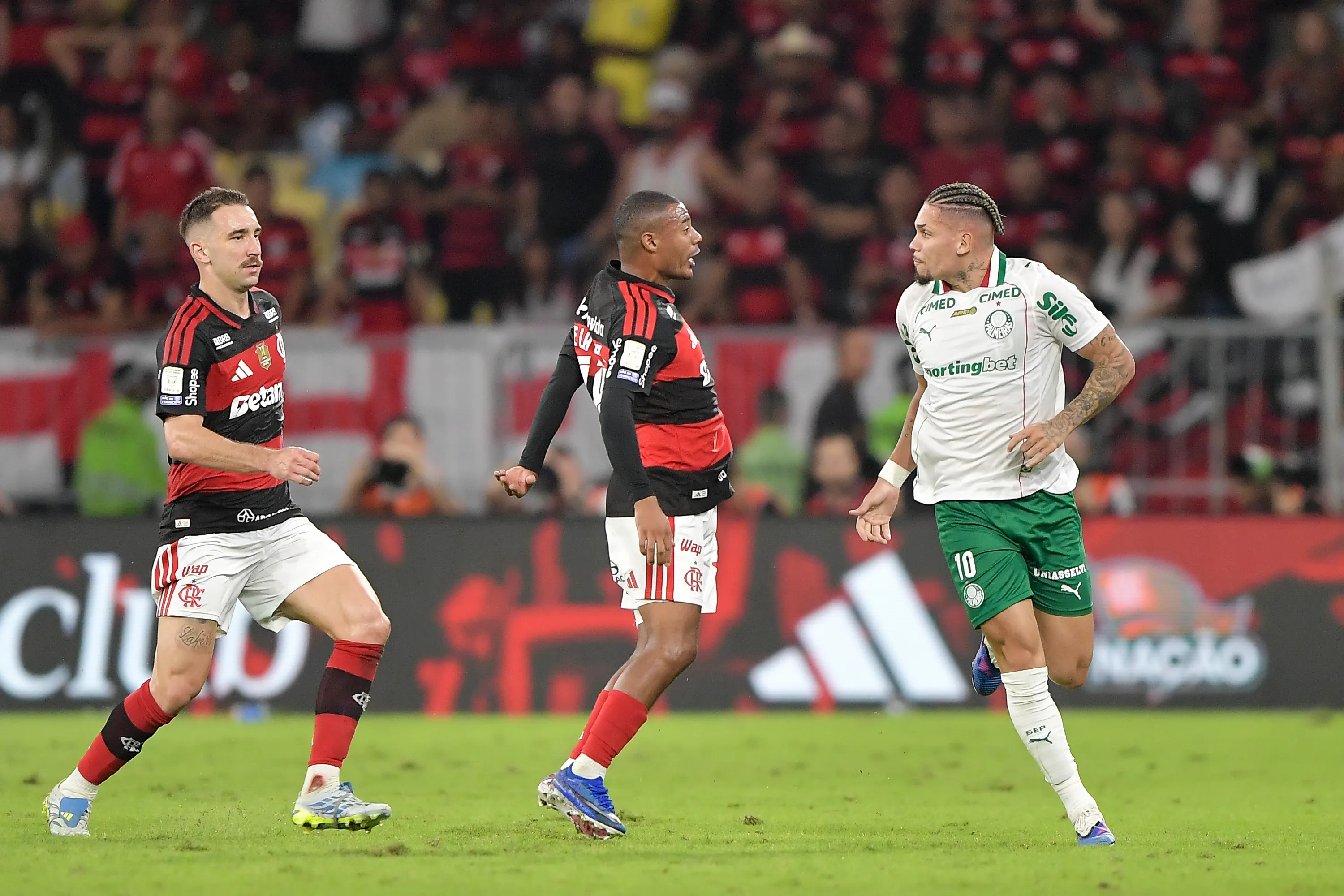 RJ – RIO DE JANEIRO – 23/05/2026 – BRASILEIRO A 2026, FLAMENGO X PALMEIRAS – Paulinho jogador do Palmeiras comemora seu gol durante partida contra o Flamengo no estadio Maracana pelo campeonato Brasileiro A 2026. Foto: Thiago Ribeiro/AGIF