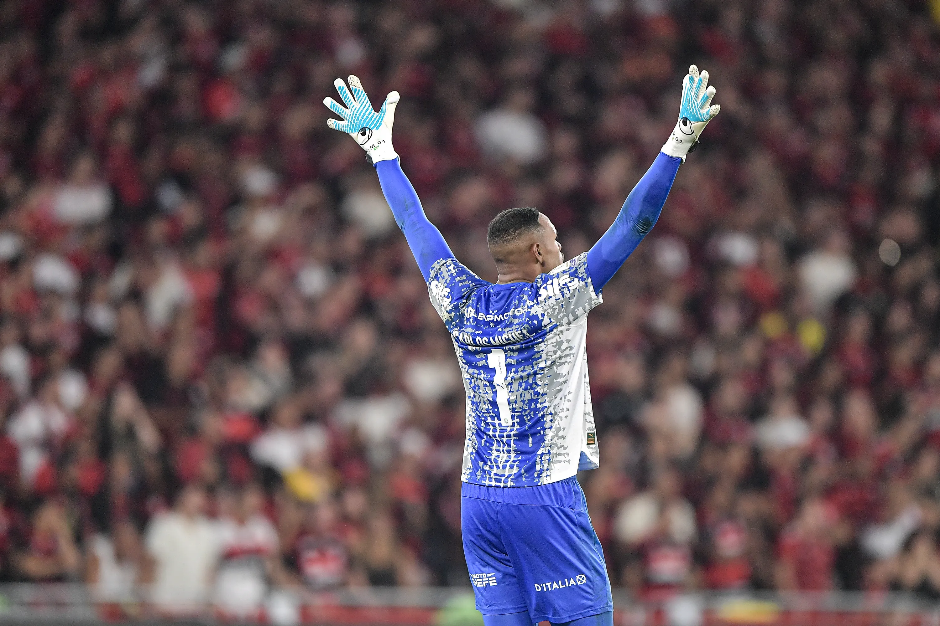 Carlos Miguel goleiro do Palmeiras durante partida contra o Flamengo no estadio Maracana pelo campeonato Brasileiro A 2026. Foto: Thiago Ribeiro/AGIF
